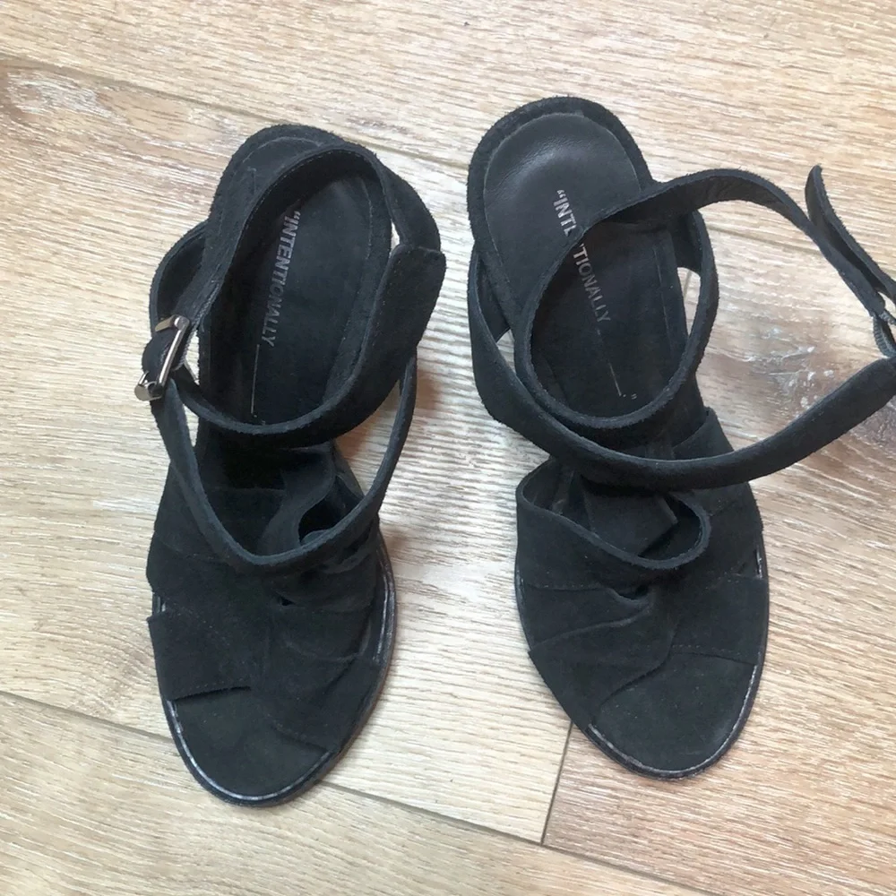 Intentionally Blank Blk Suede Strappy Sandal 36/6